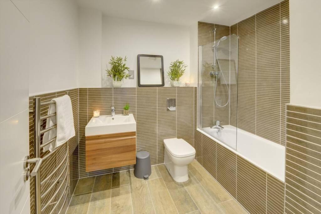 Modern & Stylish 2Br Apartment - Queens House コヴェントリー エクステリア 写真